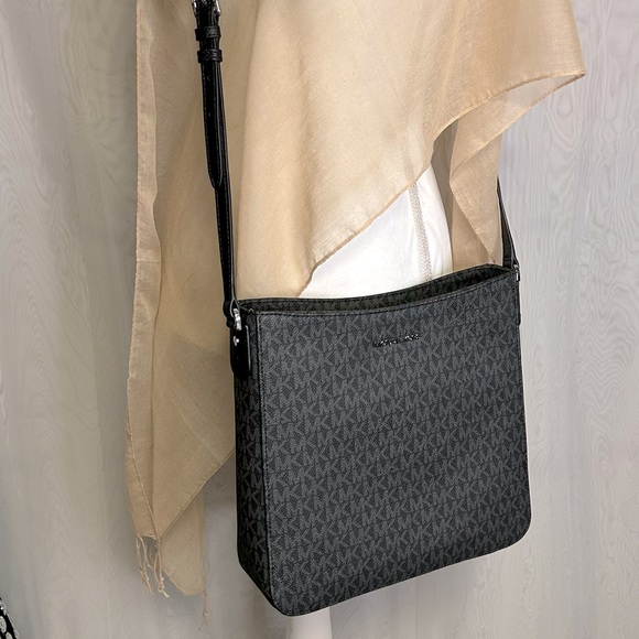 MICHAEL Michael Kors Handbags - Michael Kors Jet Set Travel LG Messenger - Black / NWT